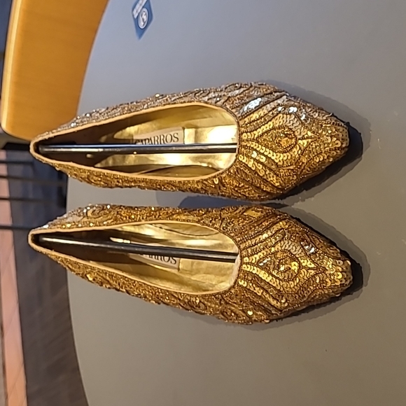 Gorgeous Cabarros gold sequin pumps with approximately 2" satin heels. Size 9.5B - Picture 3 of 9